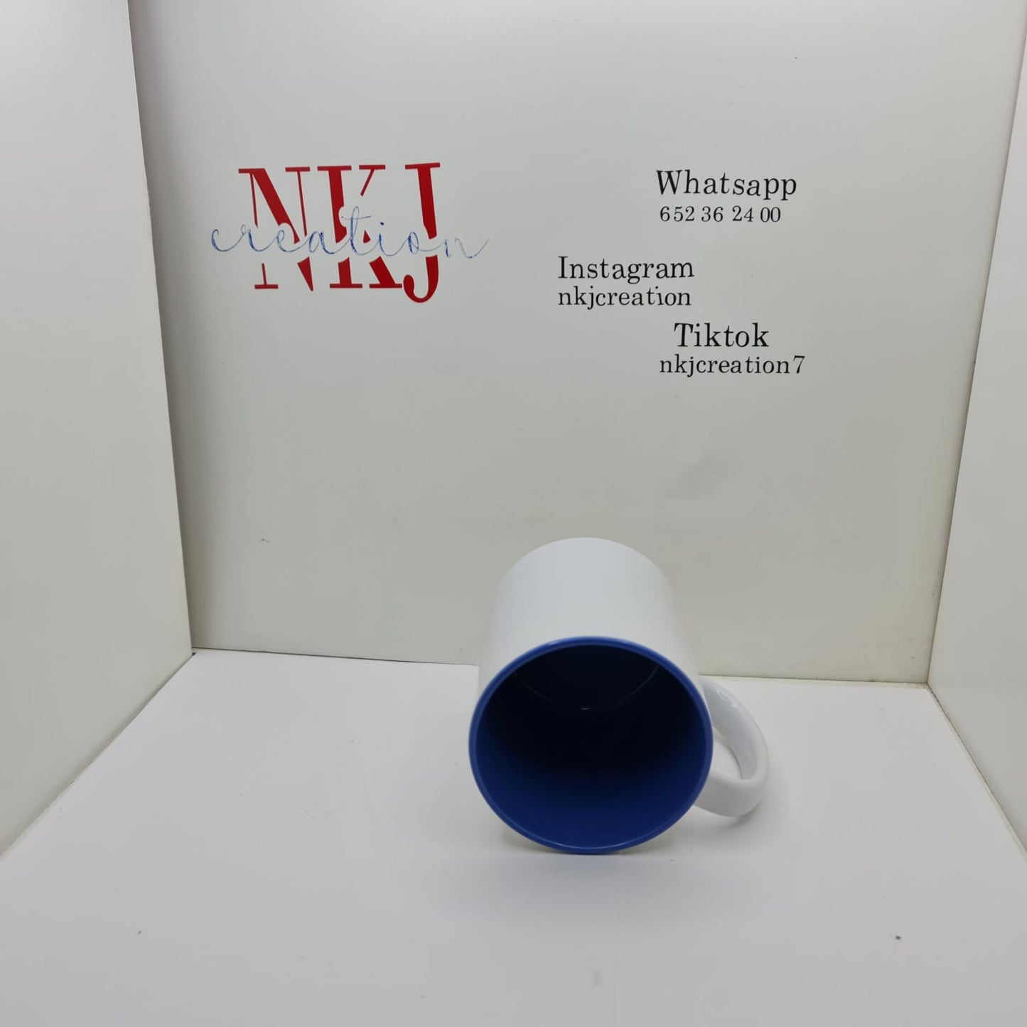 Taza personalizable  con interior de color azul