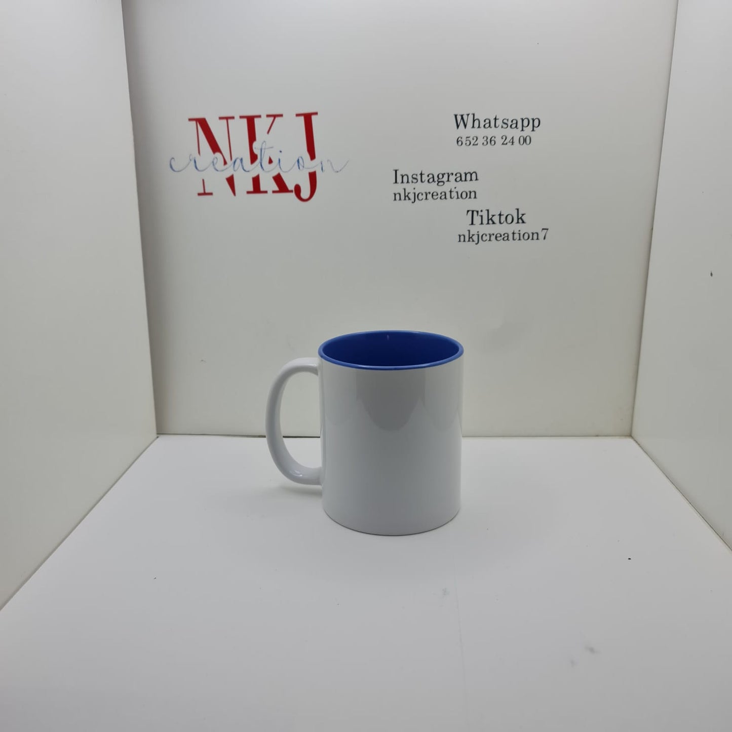 Taza personalizable  con interior de color azul