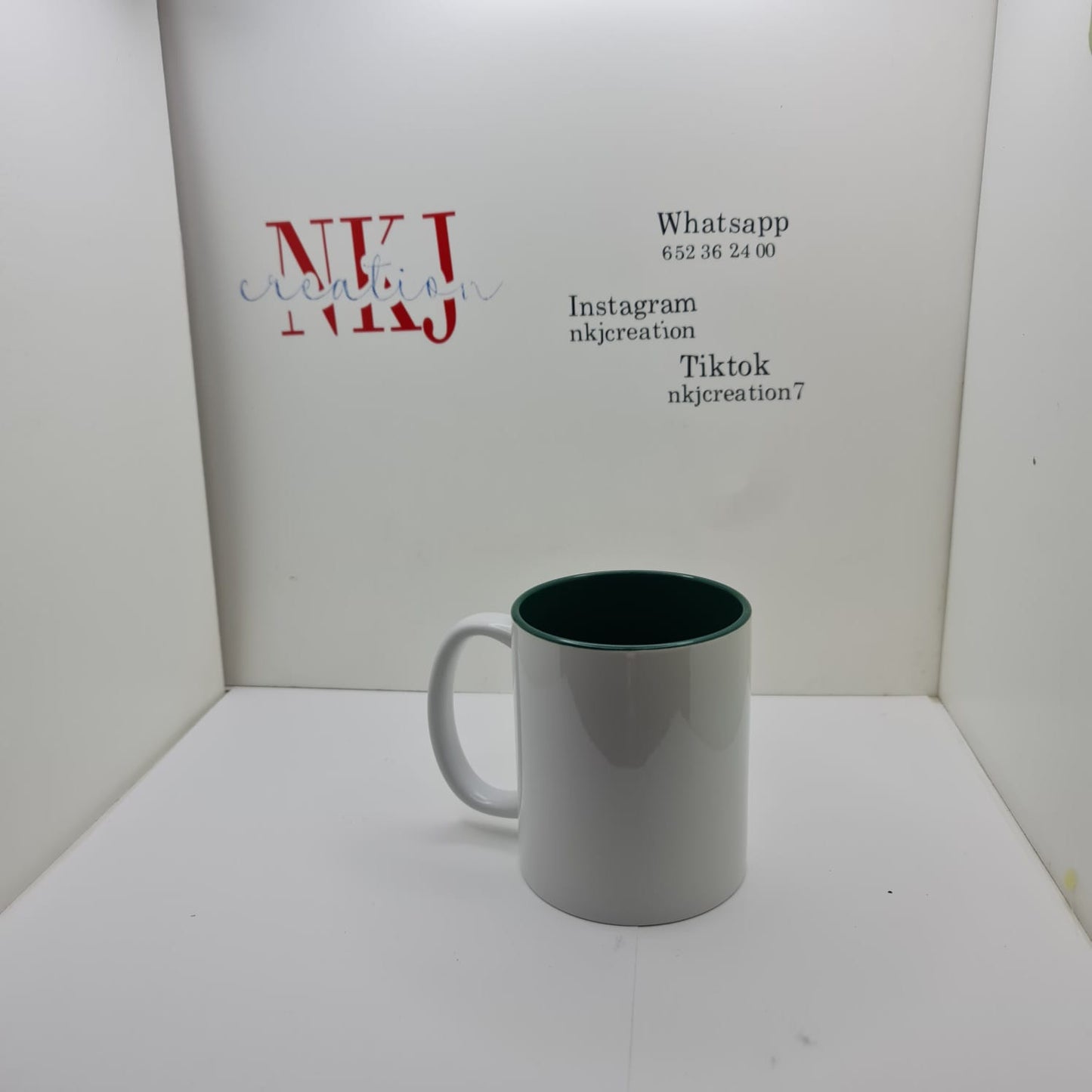 Taza personalizable  con interior de color verde