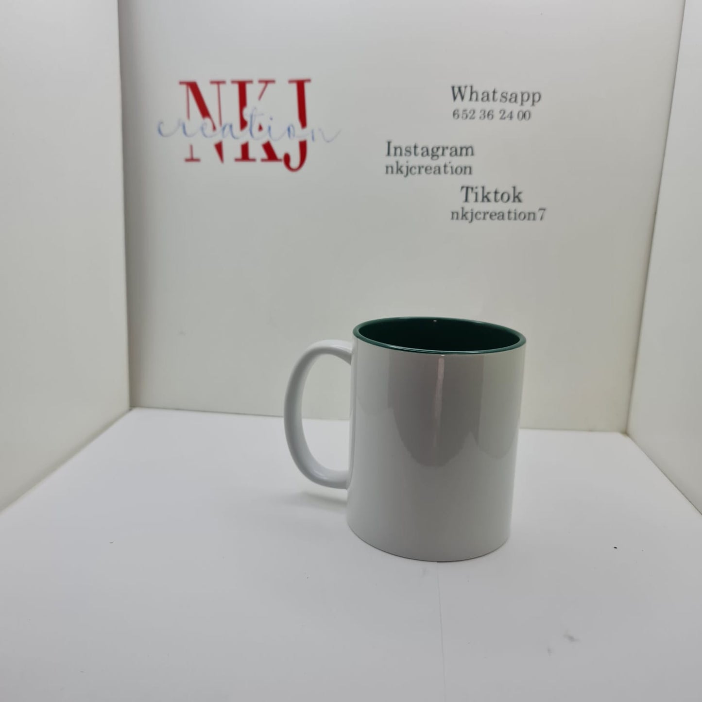 Taza personalizable  con interior de color verde